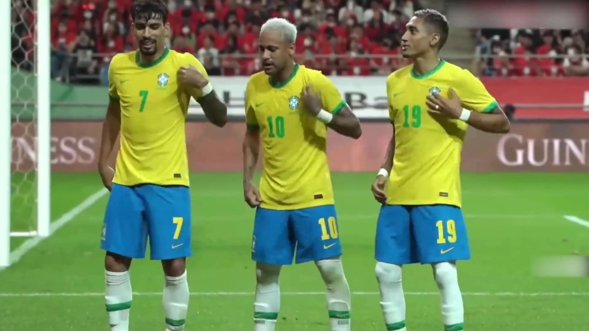 本该是球场上挥洒灵性的精灵内马尔卡点跳胜利之舞合集